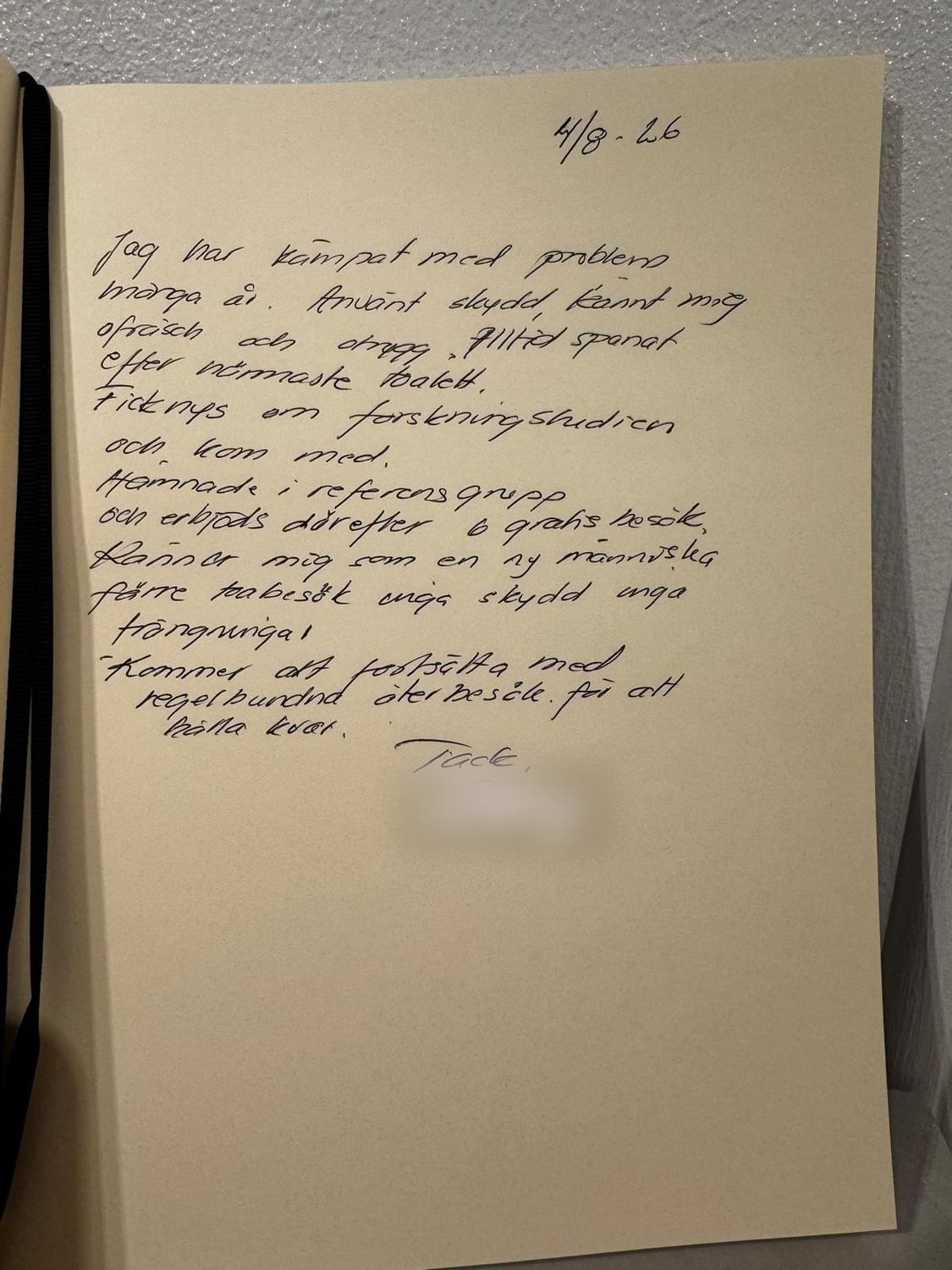 Handskriven recension i gästboken, 4 augusti 2026: kunden slipper skydd och trängningar efter kuren.