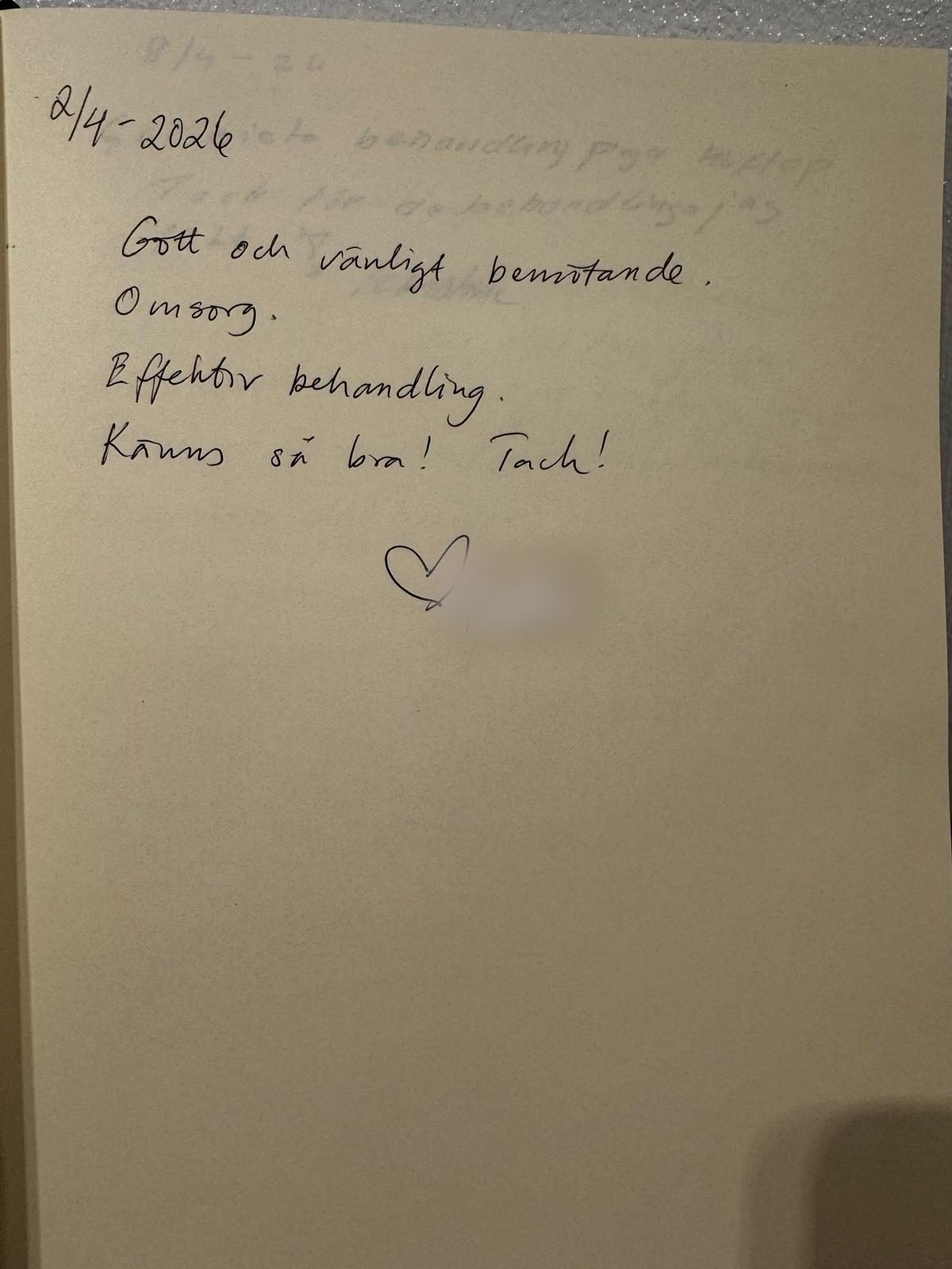 Handskriven recension i gästboken, 2 april 2026: gott bemötande och effektiv behandling.