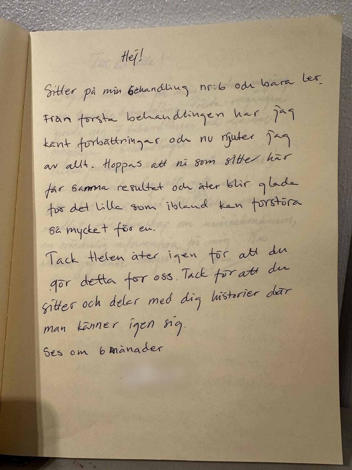 Handskriven recension i gästboken: förbättring redan från första behandlingen, nu behandling nummer sex.