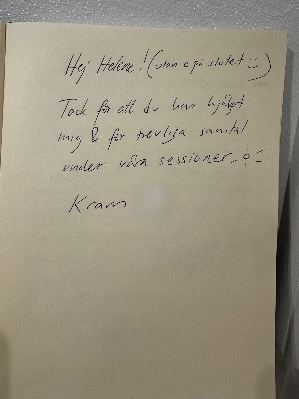 Handskriven hälsning i gästboken: tack för hjälpen och för trevliga samtal under behandlingarna.