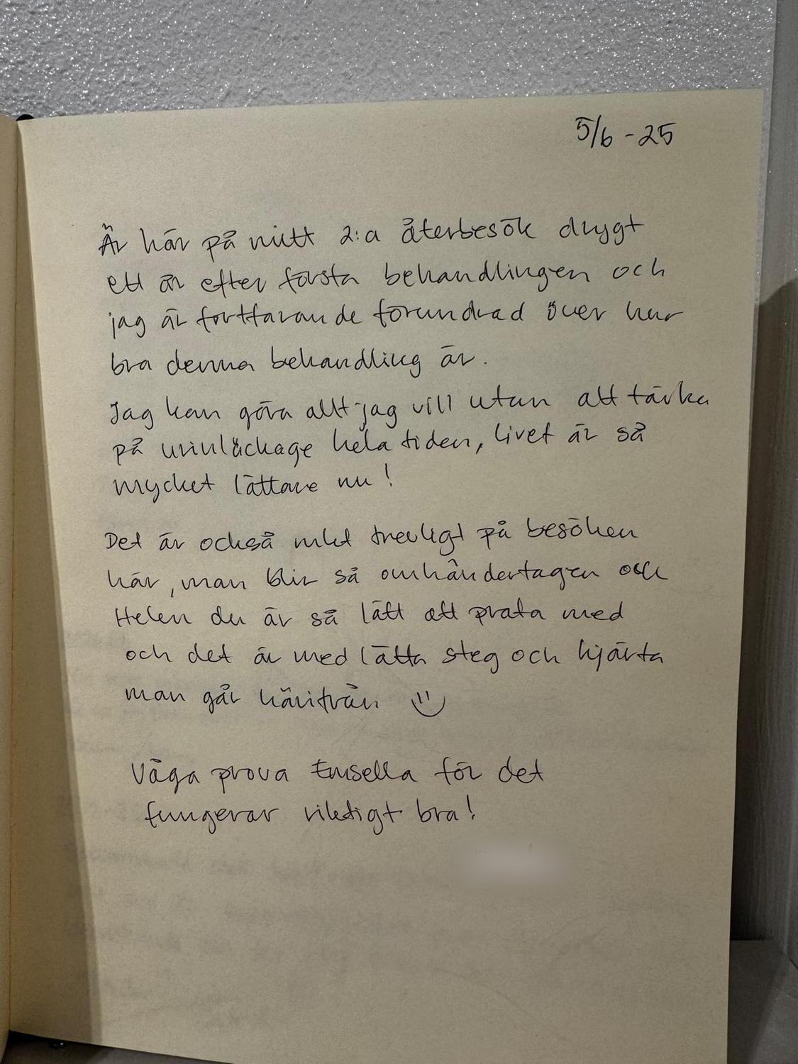 Handskriven recension i gästboken, 5 juni 2025: ett år efter första behandlingen, fortfarande förundrad.