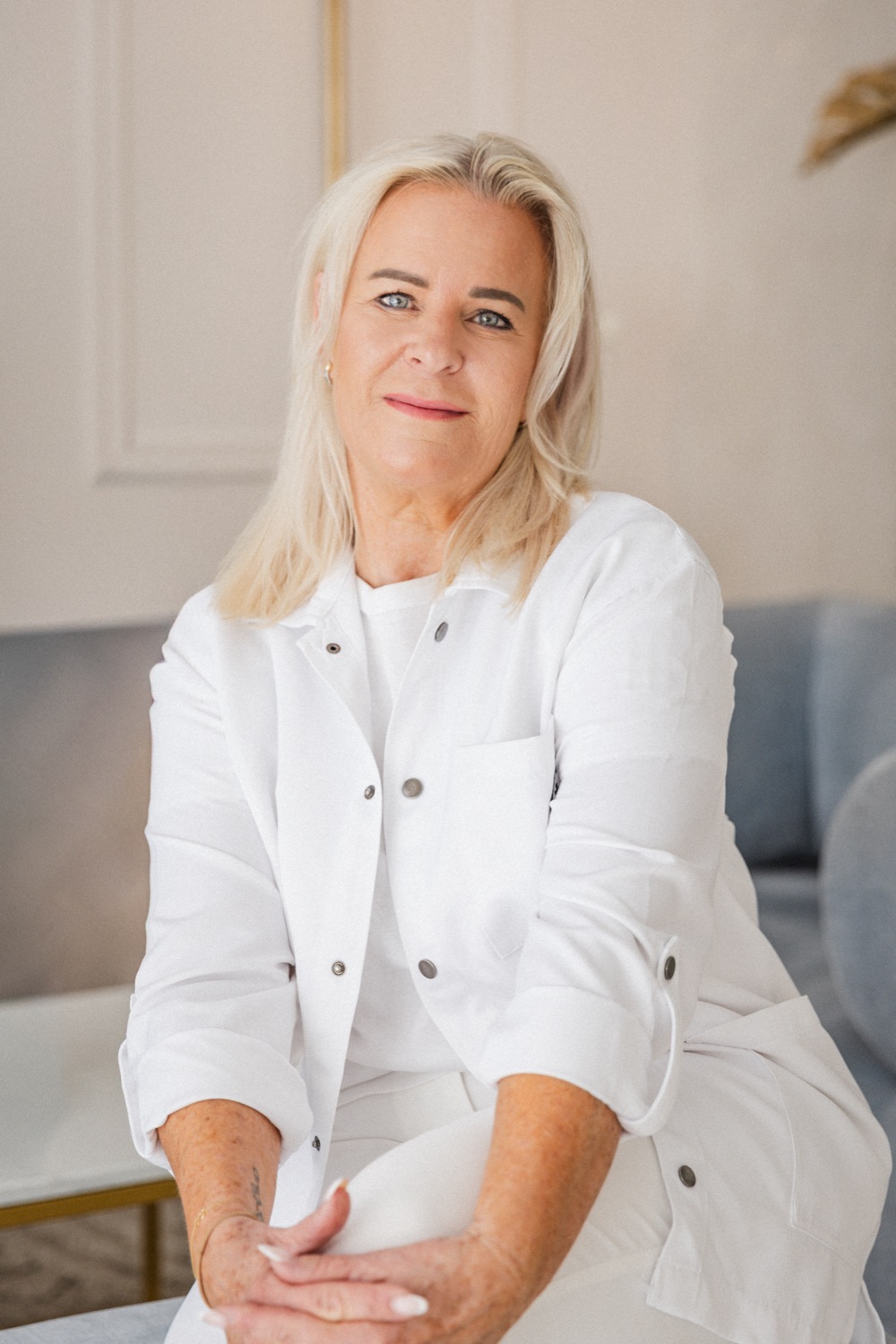 Helen Sand, grundare av HBC by Helen, sitter i klinikens ljusa lokal i Borås.