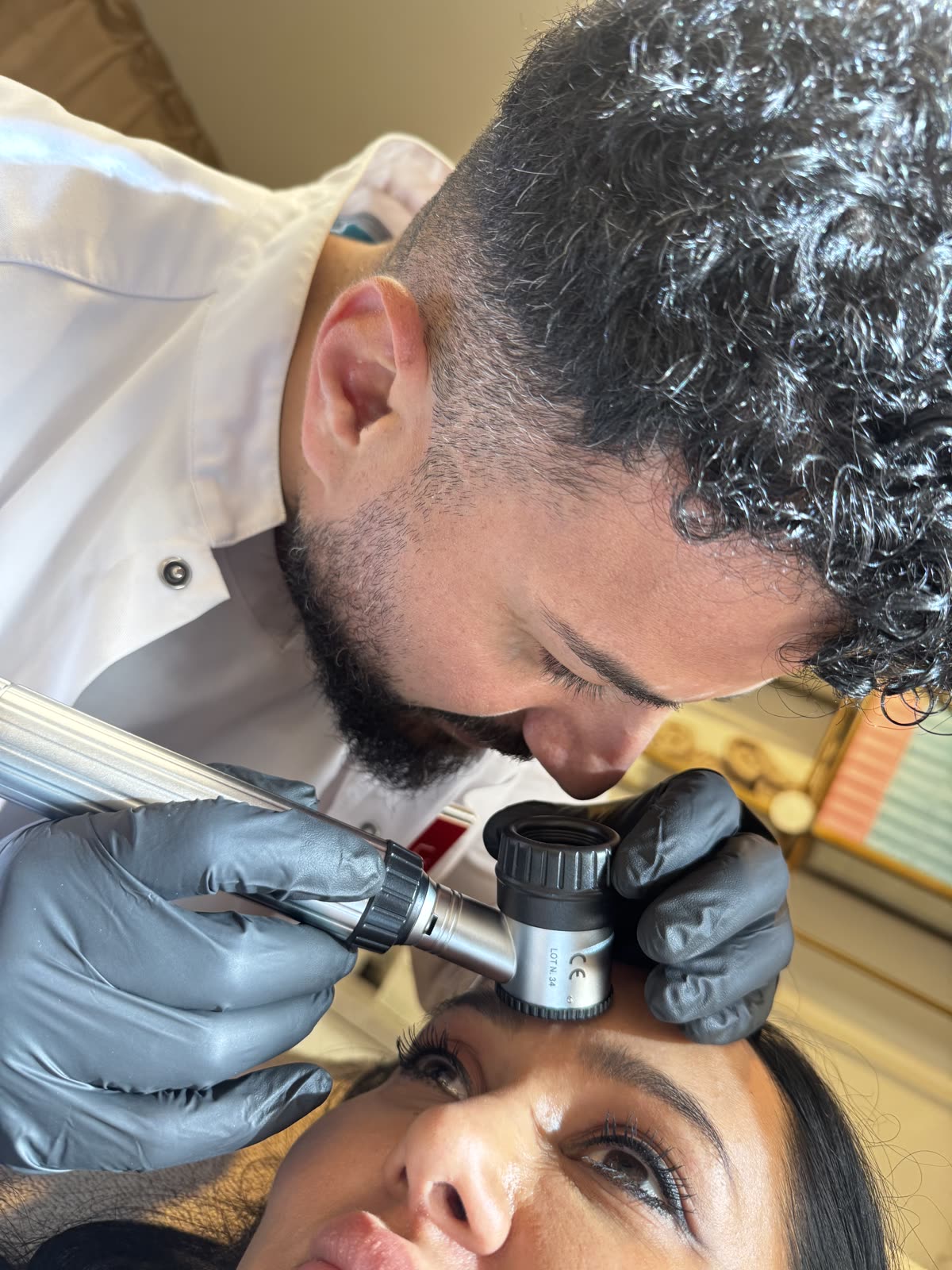 Dr Shivan Dilshad undersöker en hudförändring på HBC i Borås